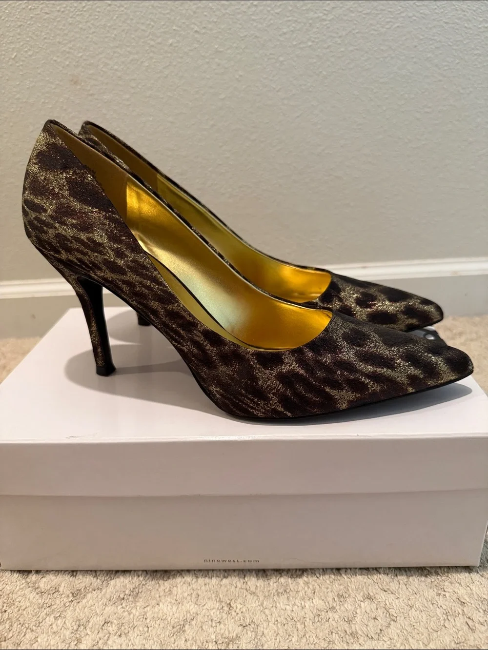 NIB Nine West Size 9.5M Pointy Toe Stiletto Animal Print Glittery Metallic Gold
